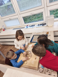 Fotogalerie Pečení vánočního cukroví ve 3. třídě, foto č. 8