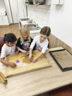 Fotogalerie Pečení vánočního cukroví ve 3. třídě, foto č. 12