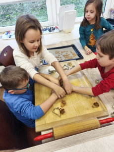 Fotogalerie Pečení vánočního cukroví ve 3. třídě, foto č. 9