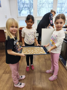 Fotogalerie Pečení vánočního cukroví ve 3. třídě, foto č. 14